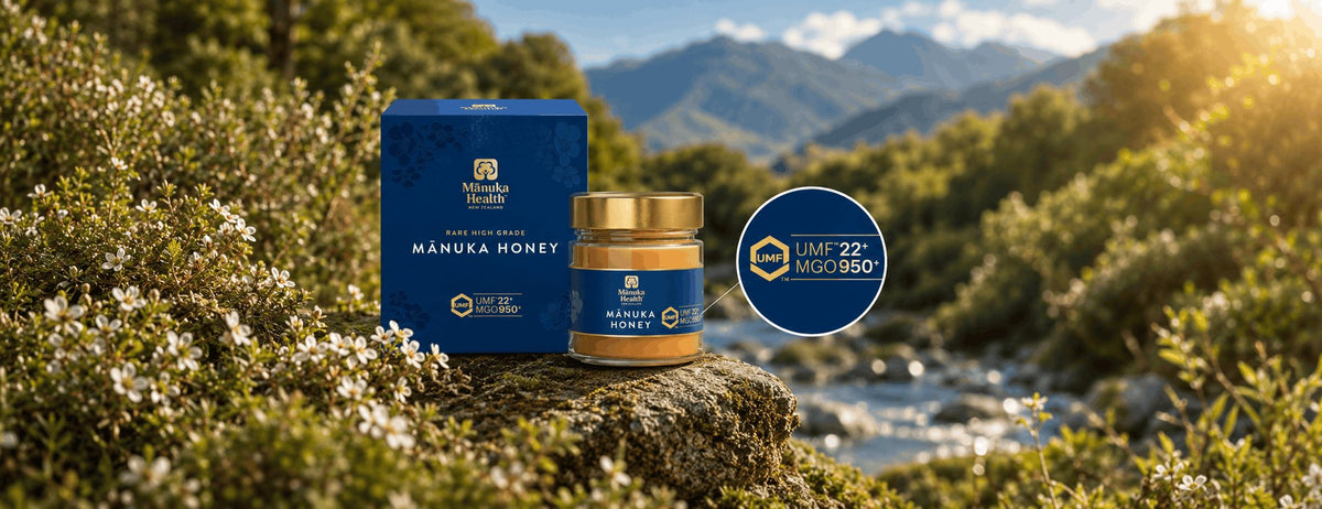 Pot et boîte de miel de Manuka Manuka Health UMF 22+ MGO 950+ dans un paysage néo-zélandais, avec un gros plan sur la marque de grade UMF